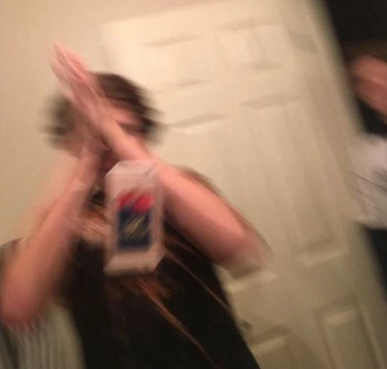 Rộ trào lưu selfie khó đỡ, quăng điện thoại lên trời