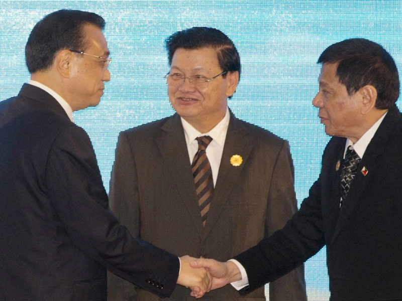 Ông Duterte chuẩn bị phái đoàn hùng hậu sang Trung Quốc