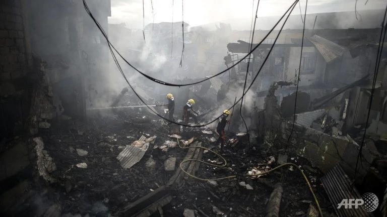 Hiện trường vụ cháy nổ tại chuỗi cửa hàng ở Philippines. Ảnh: AFP