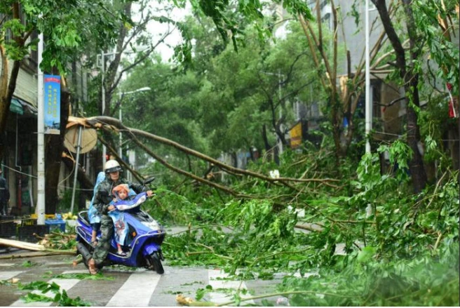 Bão đổ bộ Hải Nam, Trung Quốc di tản gần nửa triệu dân
