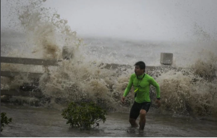 Bão đổ bộ Hải Nam, Trung Quốc di tản gần nửa triệu dân