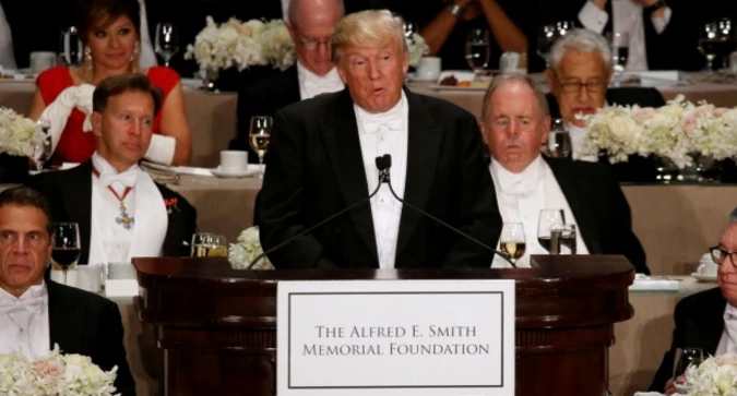 Chỉ trích bà Clinton, Trump bị la ó giữa tiệc từ thiện