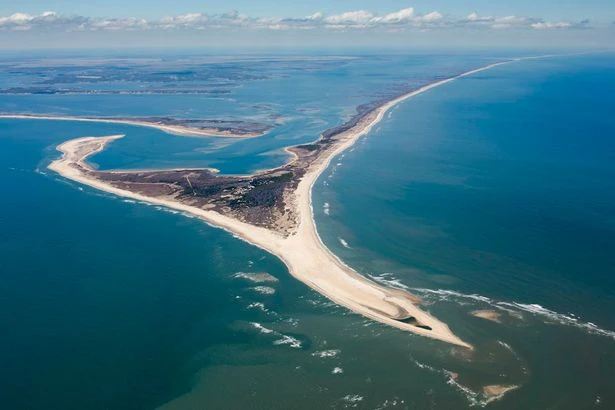 Một bãi cạn trong vùng tam giác Bermuda. Ảnh: MIRROR