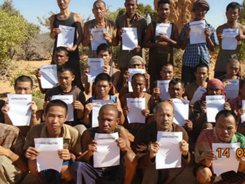 Các thuỷ thủ châu Á bị cướp biển Somalia bắt giữ. Ảnh: TELEGRAPH