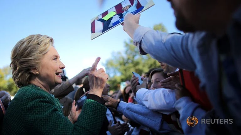 Clinton bóng gió Trump là ‘kẻ thua cuộc cay cú’