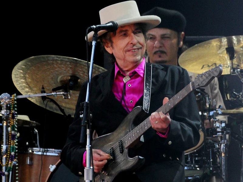 Bob Dylan lần đầu lên tiếng về giải Nobel văn học