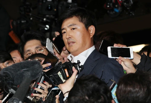 Nhân tình của 'bà đồng' khuynh đảo Hàn Quốc bị thẩm vấn