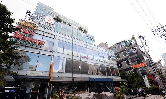 Nhân tình của 'bà đồng' khuynh đảo Hàn Quốc bị thẩm vấn