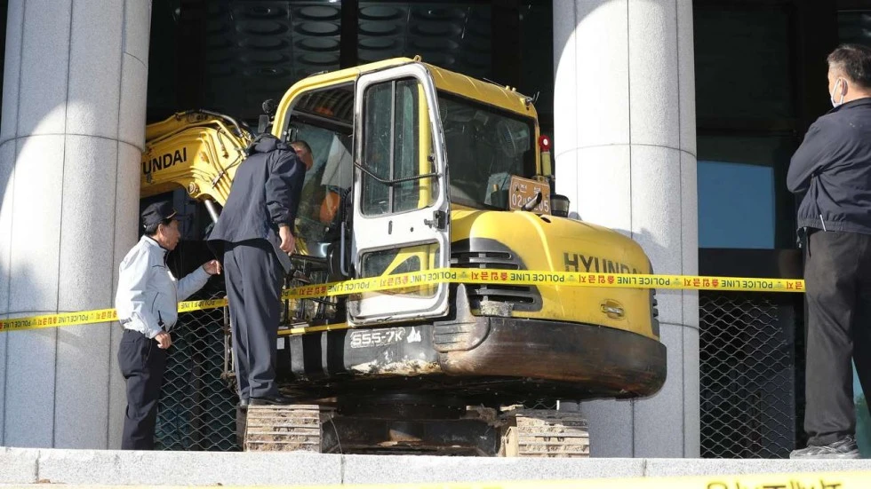 Lao xe cẩu vào tòa nhà chính phủ đòi giết Choi Soon-sil ảnh 1 Lao xe cẩu vào tòa nhà chính phủ đòi giết Choi Soon-sil ảnh 1