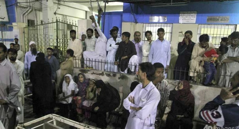 IS đánh bom đền thờ Pakistan, ít nhất 52 người chết