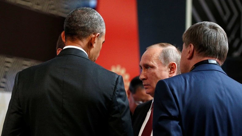 Ông Obama và ông Putin đã có một cuộc gặp ngắn tại APEC. Ảnh: REUTERS
