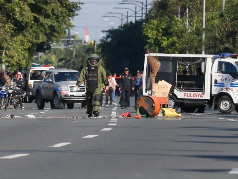 Cảnh sát Philippines cho nổ vật thể nghi là bom tự chế gần đại sứ quán Mỹ tại Manila. Ảnh AP