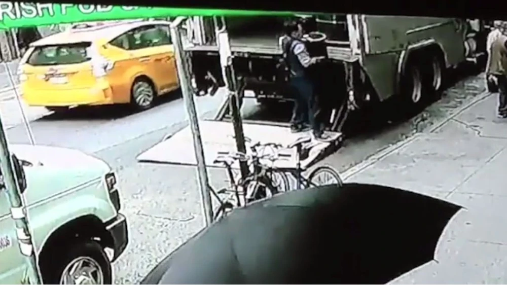 Tiện tay cuỗm xô đầy vàng lá trị giá 1,6 triệu USD