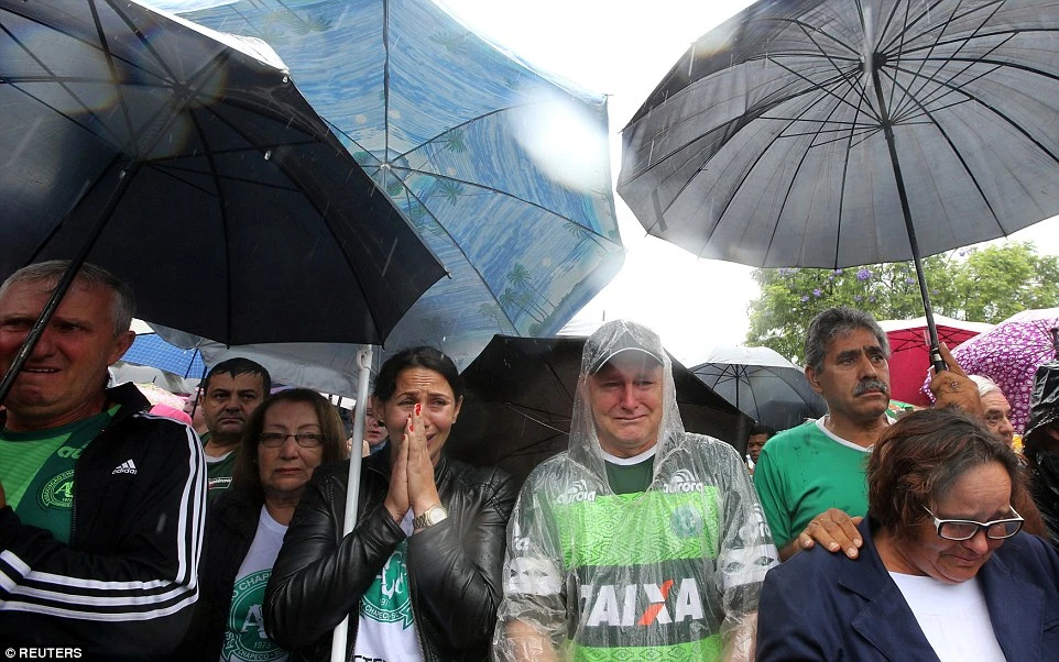 100.000 người đội mưa đón thi thể cầu thủ Chapecoense