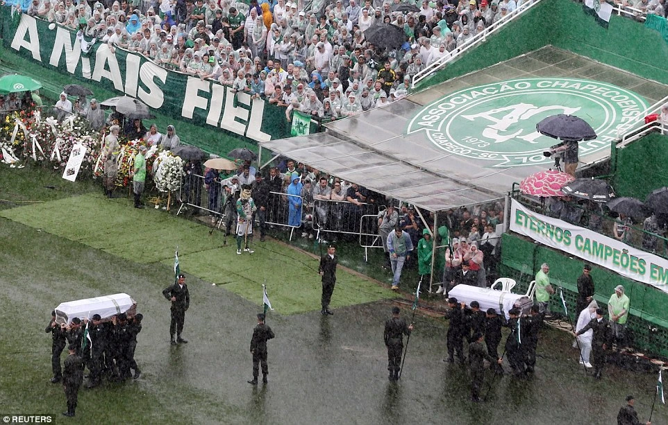 100.000 người đội mưa đón thi thể cầu thủ Chapecoense