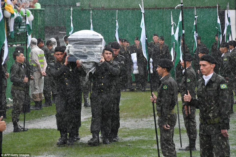 100.000 người đội mưa đón thi thể cầu thủ Chapecoense