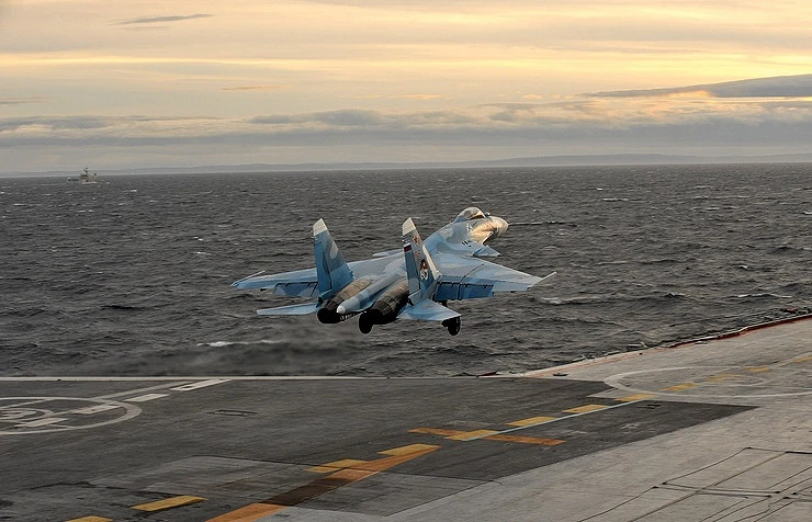 Tiêm kích Su-33 Nga đâm xuống biển ảnh 1