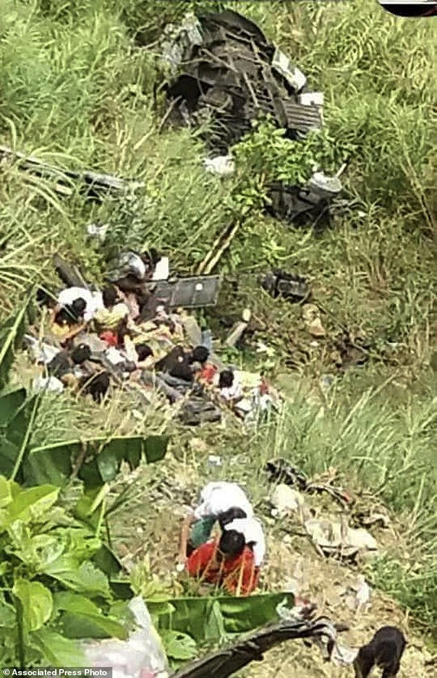 Philippines: Xe buýt lao xuống vực, 24 người thiệt mạng ảnh 1