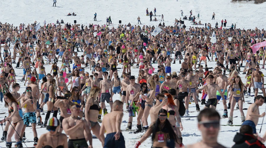 Hàng ngàn người mang bikini đi... trượt tuyết ở Nga ảnh 1