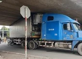 Chạy đường cấm, container 'đụng trần' cầu vượt An Sương