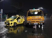 Ô tô cứu hộ đang dừng vì tai nạn thì taxi tông vào