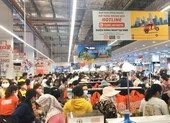 Quảng Ngãi: Biển người chen chúc trong siêu thị 