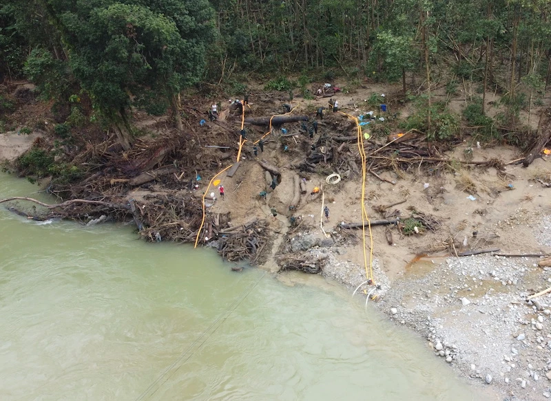 Bộ đội đu ròng rọc qua sông tìm người mất tích ở Trà Leng ảnh 6