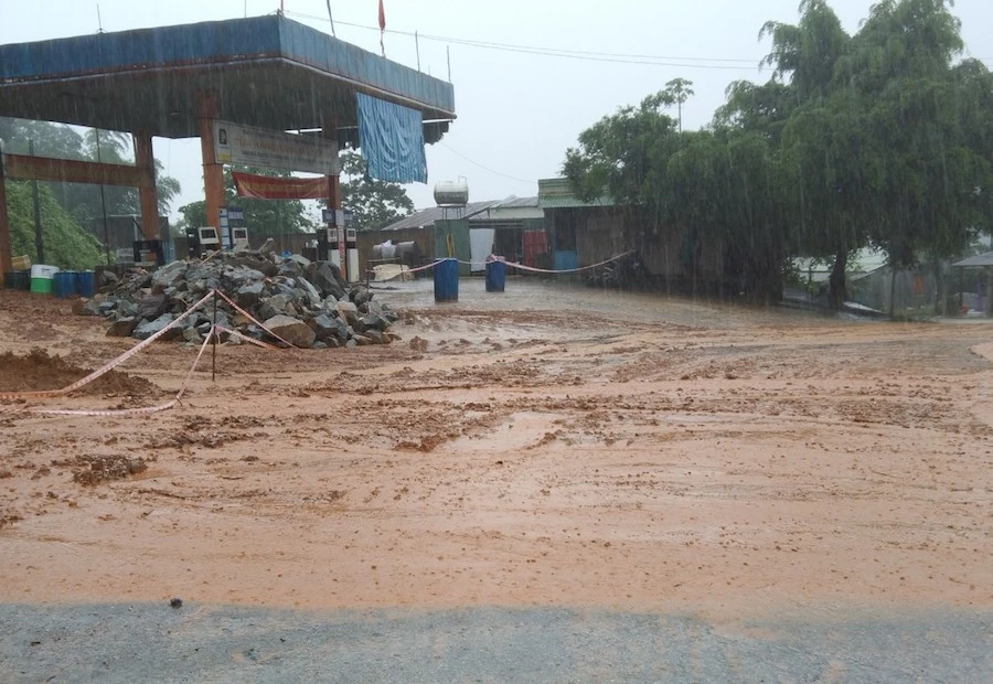 Hàng ngàn căn nhà bị ngập, sạt lở cao tốc Đà Nẵng - Quảng Ngãi ảnh 12 Hàng ngàn căn nhà bị ngập, sạt lở cao tốc Đà Nẵng - Quảng Ngãi ảnh 12