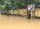 Nhiều nơi ở TP Đông Hà ngập sâu, di tản học sinh