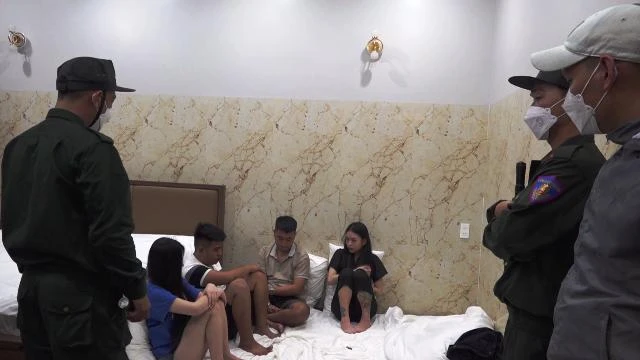 Công an phát hiện 52/67 người có mặt ở Karaoke &amp; Hotel King dương tính với chất ma tuý. Ảnh: CA