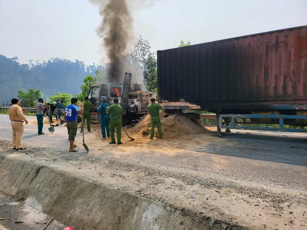 Đến 10 giờ, đám cháy cơ bản được dập tắt. Ảnh: TN