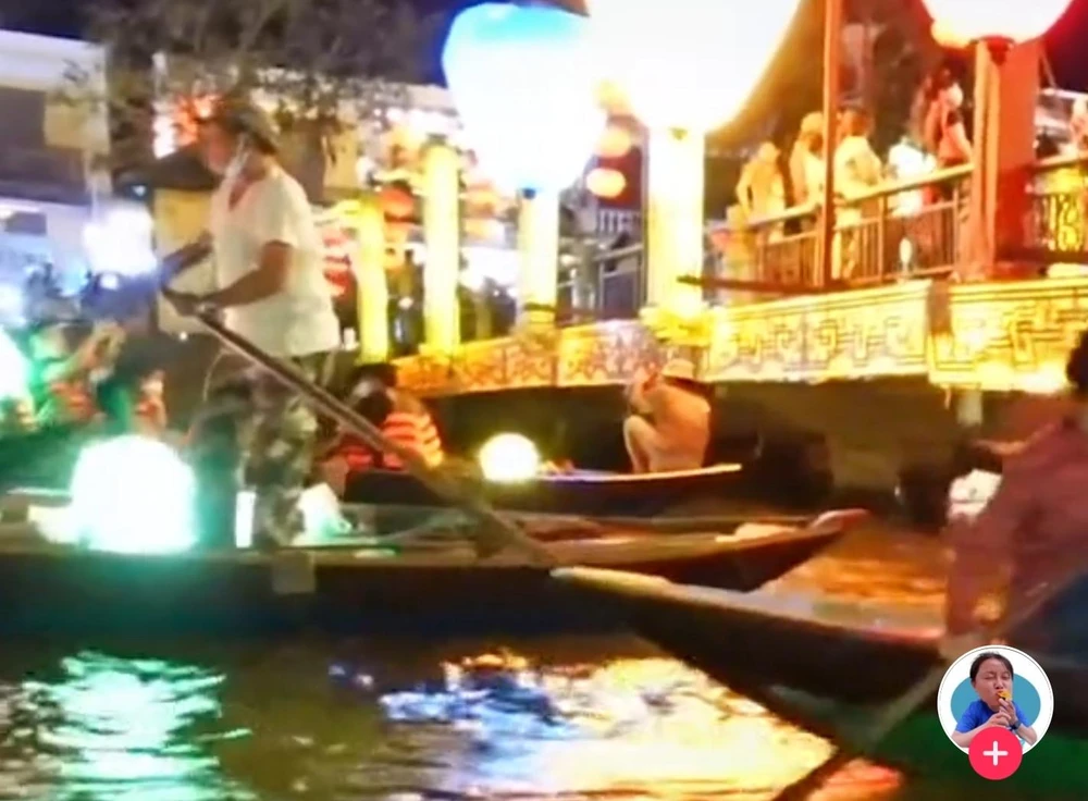 Nữ du khách cho rằng nhiều thuyền khác cùng loại có thể chui qua cầu An Hội để đến khu vực Chùa Cầu. Ảnh chụp màn hình.