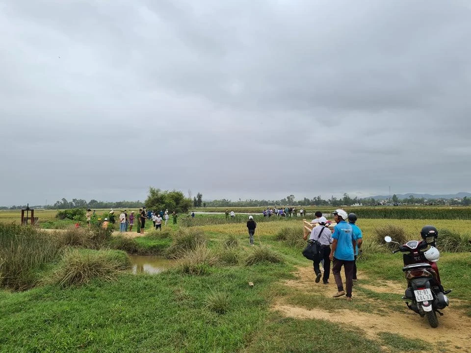 Người dân phát hiện thi thể ông Xược bị trói, nổi trên sông Gò Tre vào khoảng 8 giờ ngày 20-2. Ảnh: TN