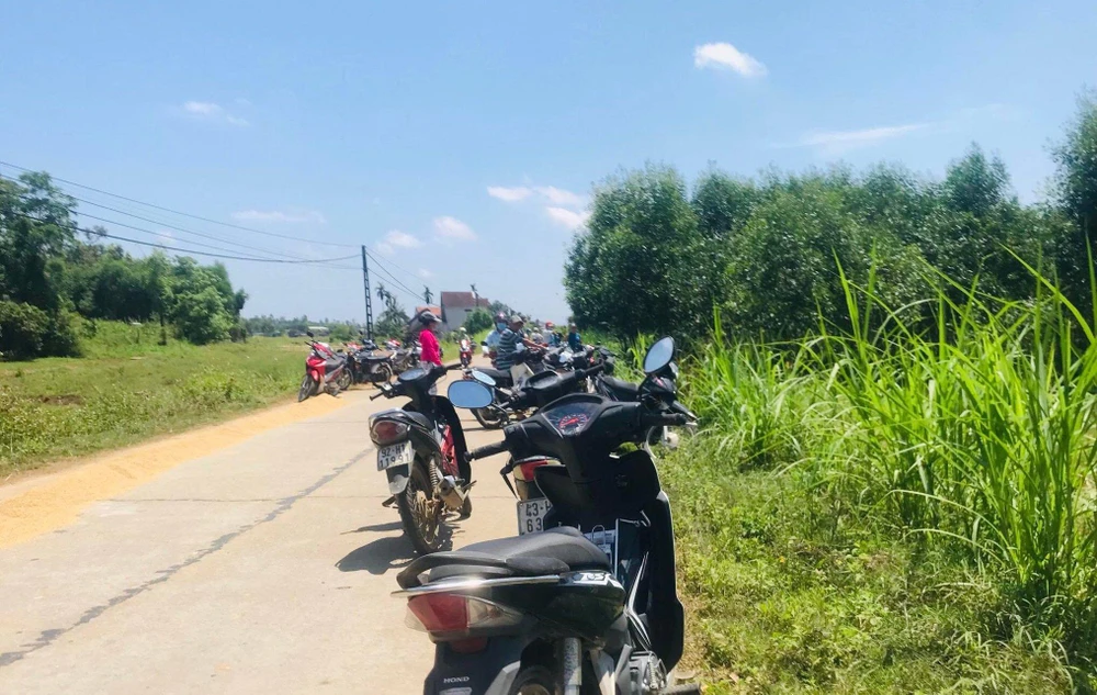 Người dân hiếu kỳ đến hiện trường vụ việc. Ảnh: TN