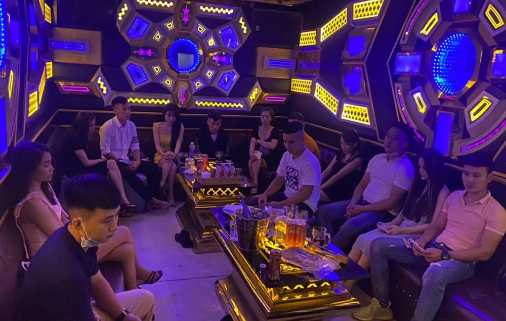 Sau khi tàn tiệc cưới, nhóm thanh niên rủ nhau đến quán karaoke Tường Nga sử dụng trái phép chất ma tuý. Ảnh: CA