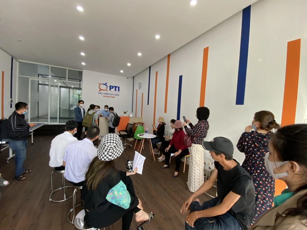 Đại diện PTI Quảng Nam xin lỗi nhóm khách hàng sản phẩm Vững Tâm An vì chậm giải quyết hồ sơ bồi thường. Ảnh: TN