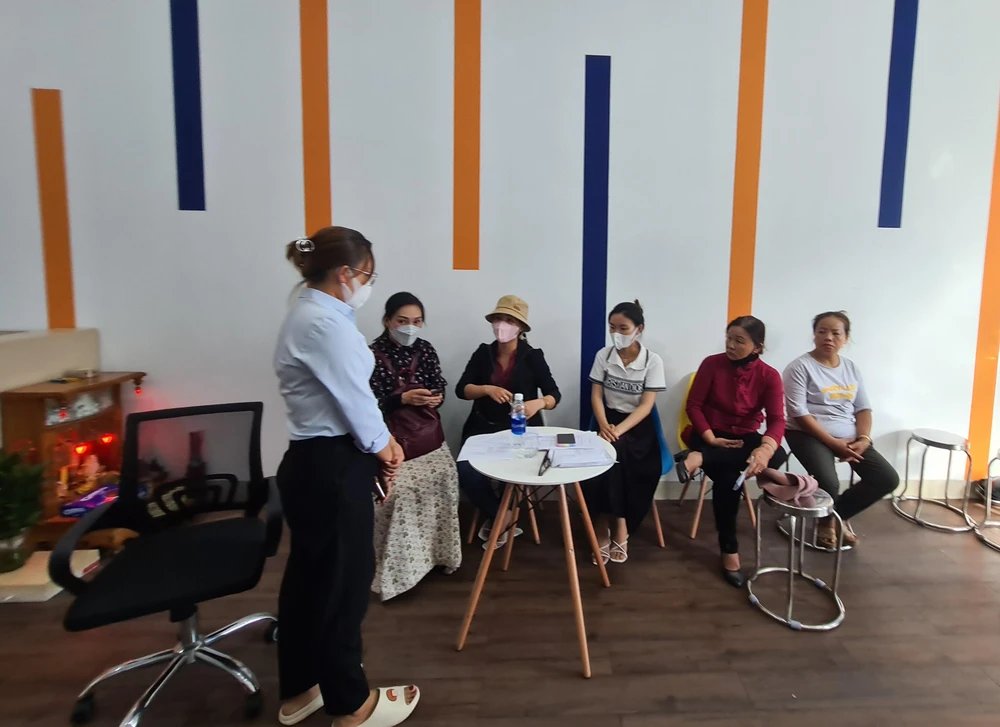 Hai nhân viên PTI Quảng Nam tiếp nhóm khách hàng kéo đến trụ sở công ty. Ảnh: TN