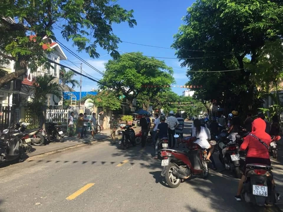 Công an đang truy nóng kẻ dùng súng hoa cải bắn làm một người bị thuơng. Công an đang truy nóng kẻ dùng súng hoa cải bắn làm một người bị thuơng.