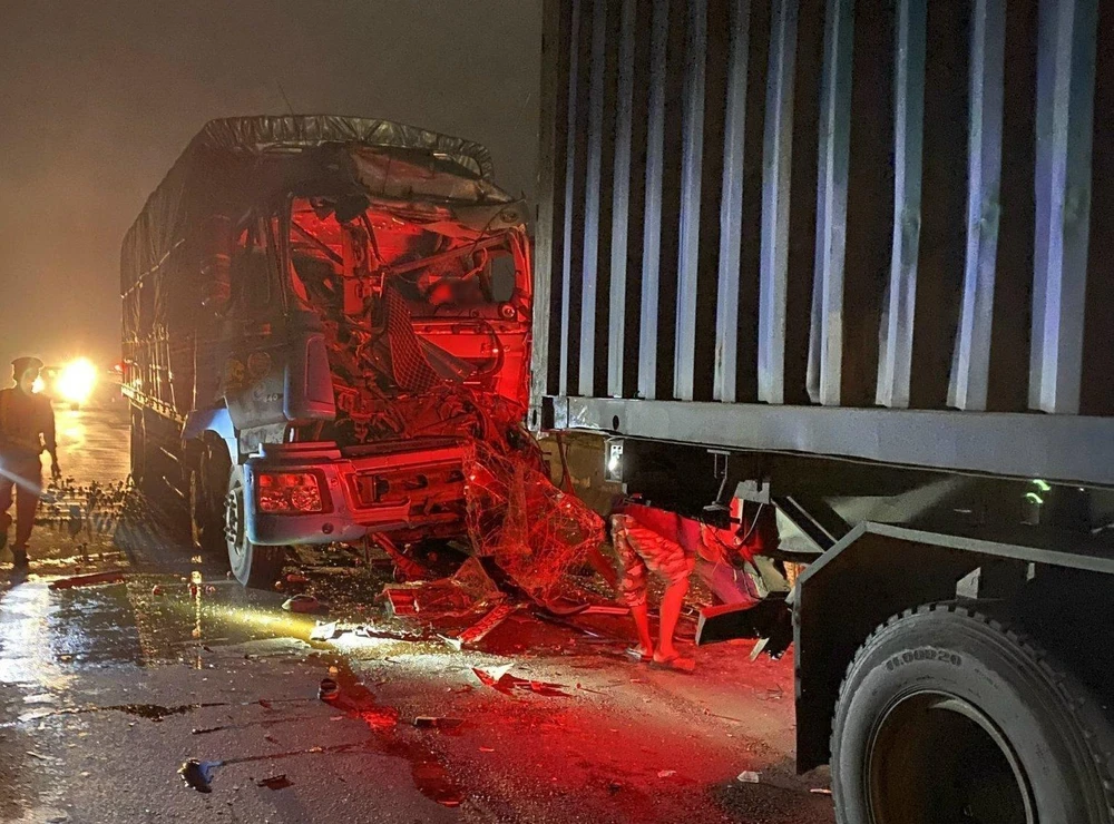 Hiện trường vụ xe tải tông vào đuôi xe đầu kéo khiến tài xế xe tải tử vong. Ảnh: CA
