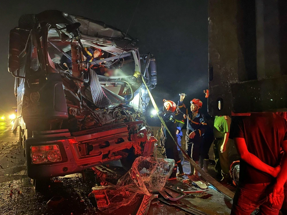 Cú tông mạnh làm cabin biến dạng, tài xế tử vong bên trong. Ảnh: CA