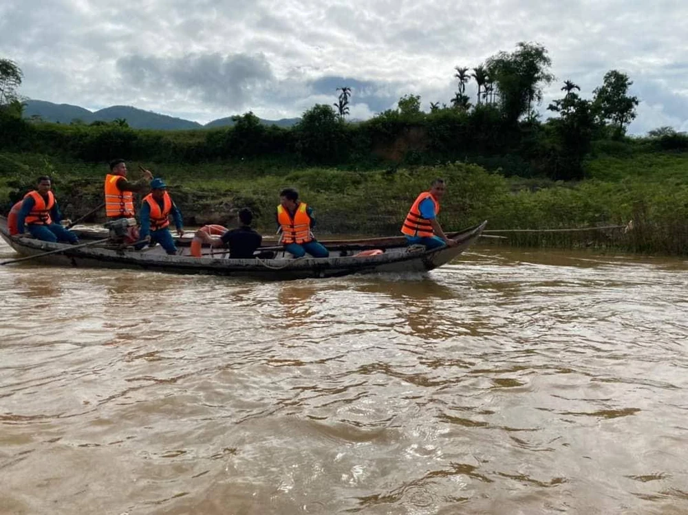 Lực lượng chức năng cùng người dân xuyên đêm tìm kiếm tung tích cháu Mai. Ảnh: CTV