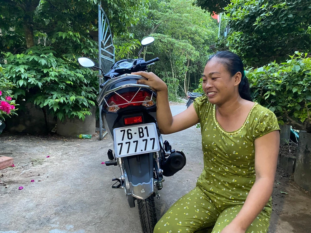 Chị Thuỷ bấm được biển số ngũ quý 7. Ảnh: CTV