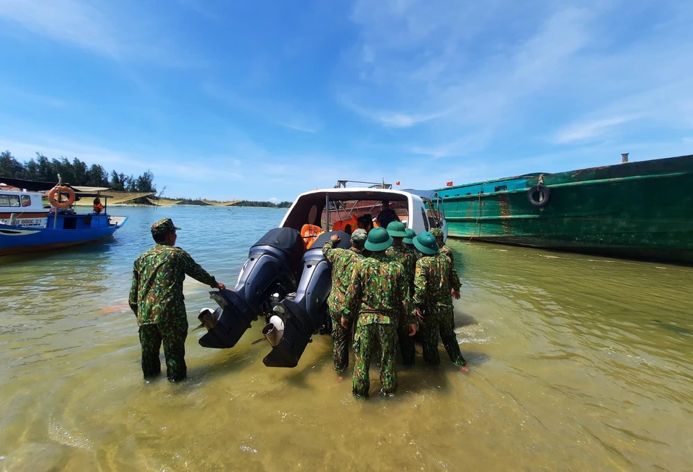 Lực lượng cứu hộ đưa các ngư dân gặp nạn vào bờ. Ảnh: TN Lực lượng cứu hộ đưa các ngư dân gặp nạn vào bờ. Ảnh: TN