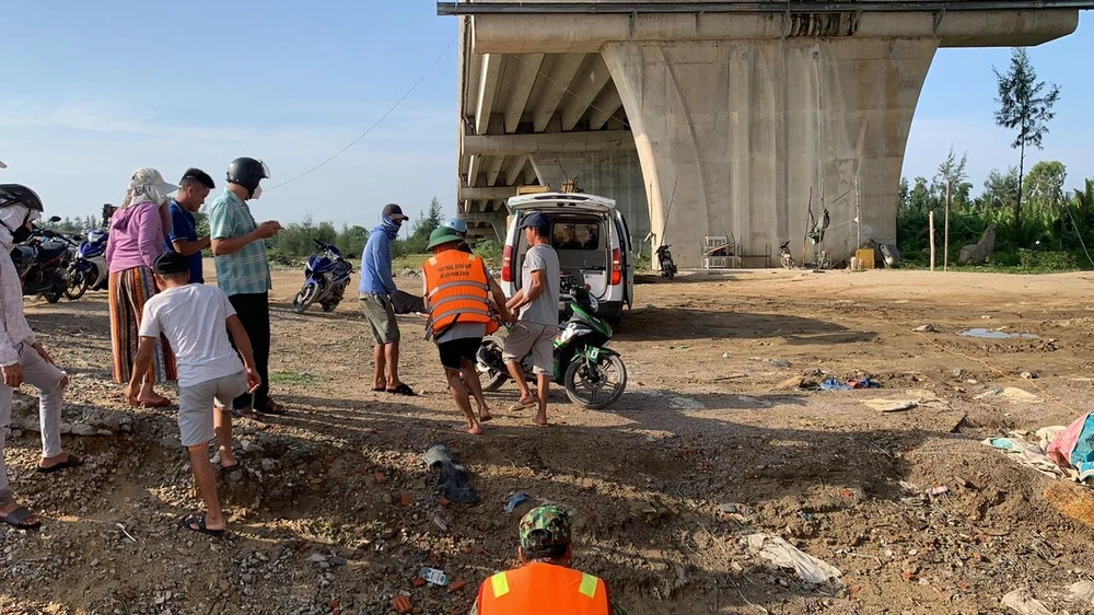 Nạn nhân được chuyển lên xe cứu thương, đưa đến bệnh viện cấp cứu.