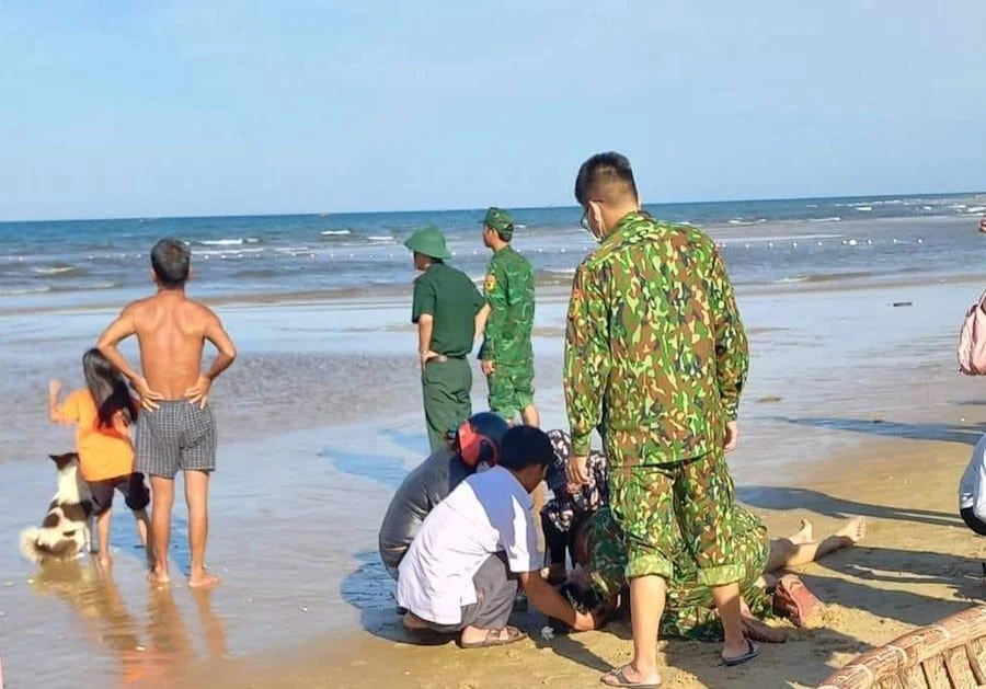 Lực lượng chức năng sơ cứu tại chỗ cho một em học sinh bị đuối nước. Ảnh: CTV