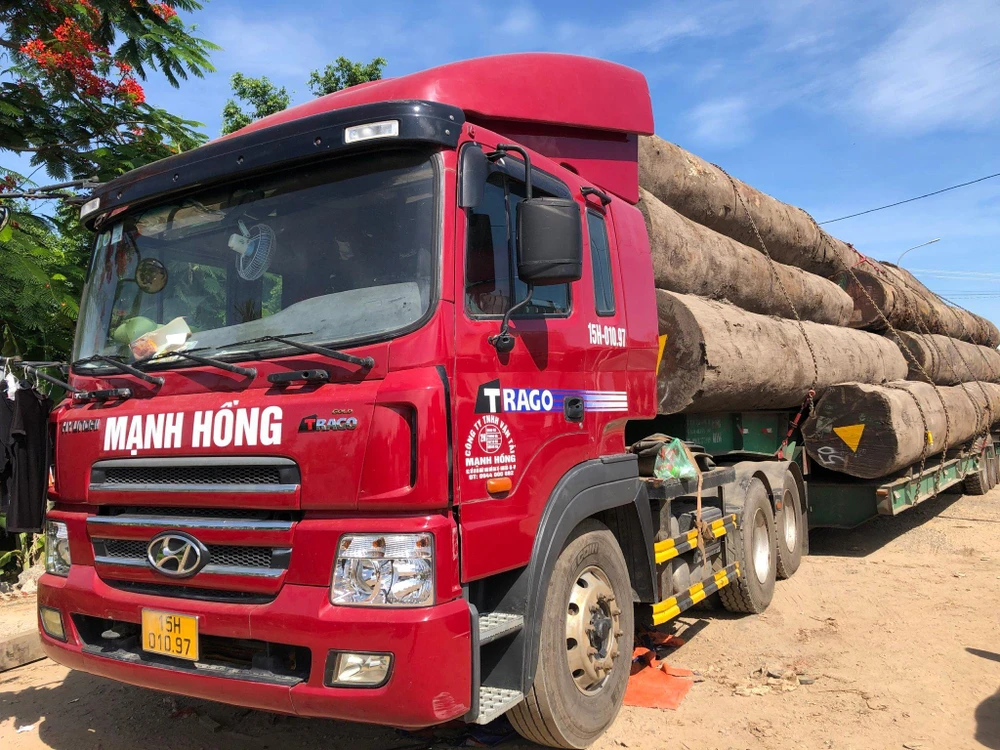 Chiếc xe có dấu hiệu quá khổ, quá tải. Ảnh: CA Chiếc xe có dấu hiệu quá khổ, quá tải. Ảnh: CA