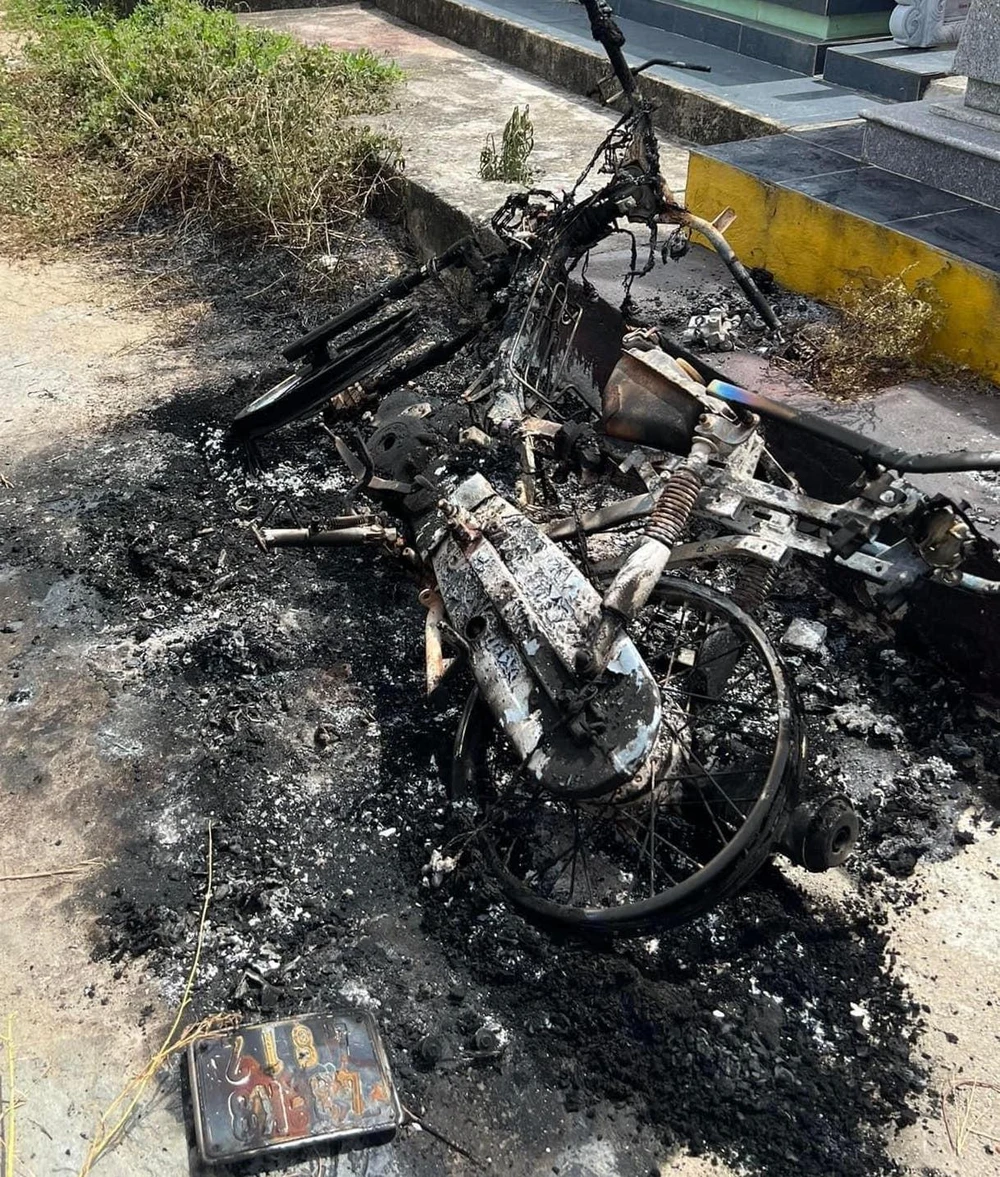 Chiếc xe máy bị cháy rụi. Ảnh: FB