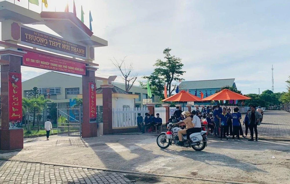 Đại úy Đà chở Thắng đến điểm thi.