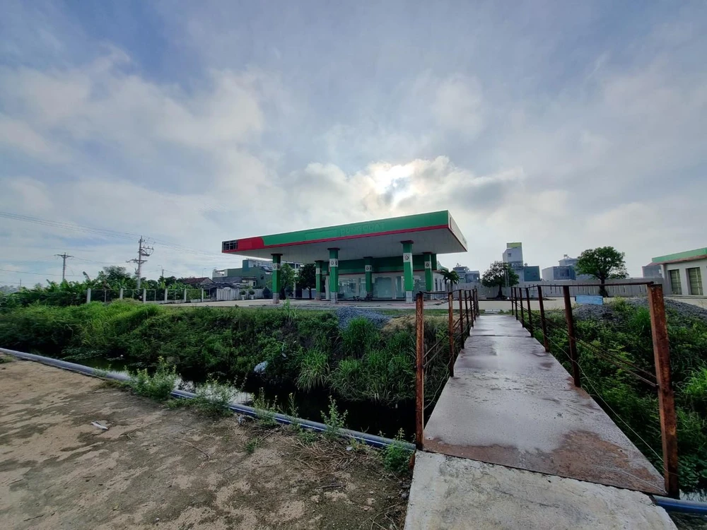 Một cây cầu bằng sắt dài khoảng 10m bắc qua con kênh để vào cây xăng. Ảnh: TN