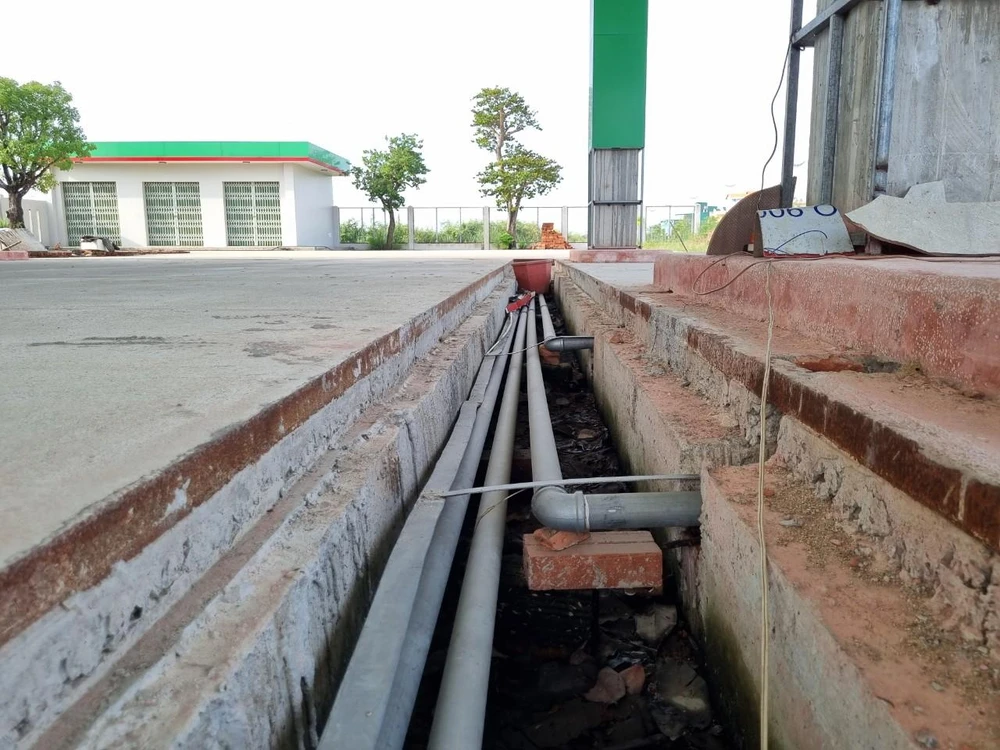 Chủ đầu tư đã lắp đặt hệ thống đường ống dẫn xăng, dầu cho cây xăng. Ảnh: TN